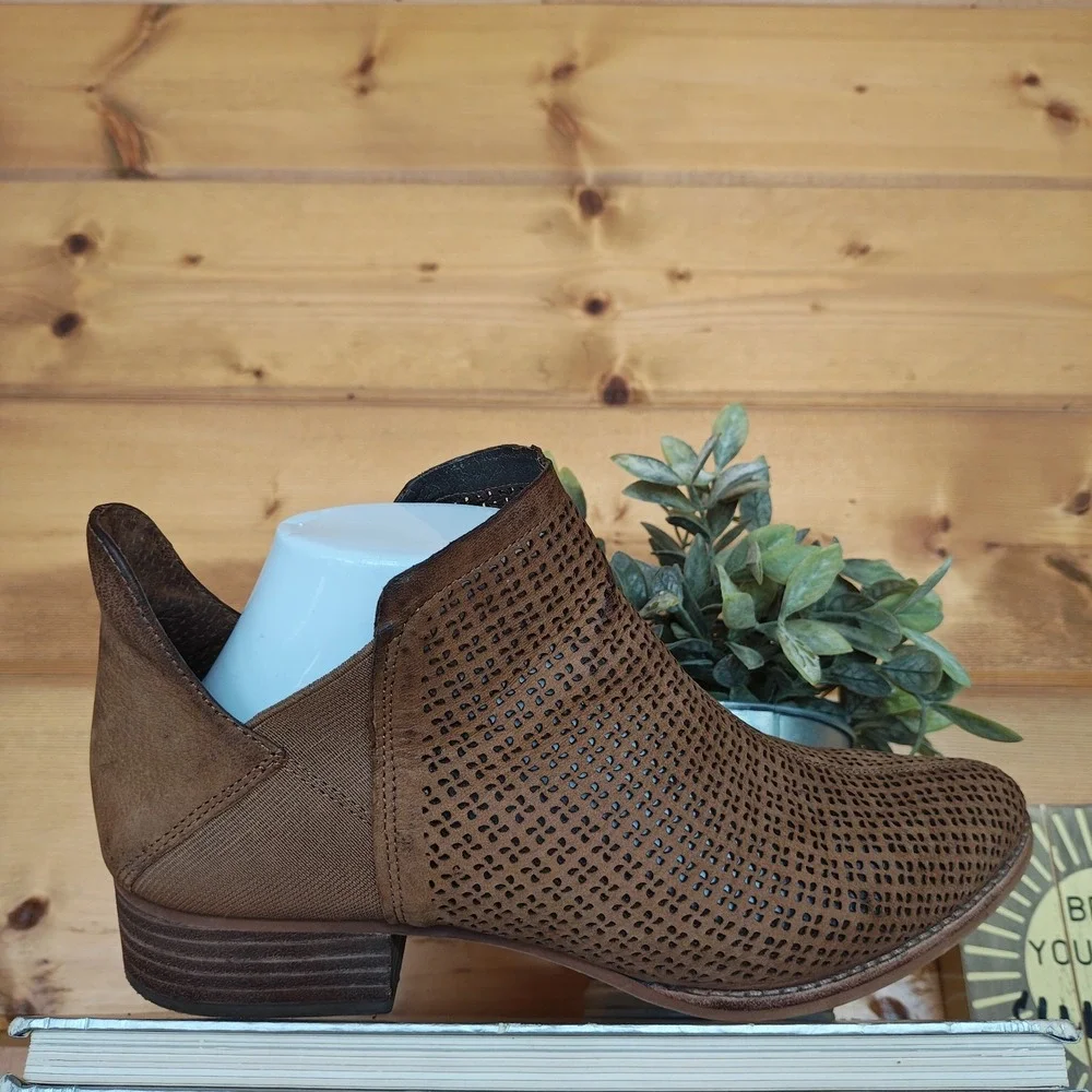 Vince Camuto Celena Perforate Laser Cut Nubuck Leather Ankle Boot Bootie Sz 9.5M